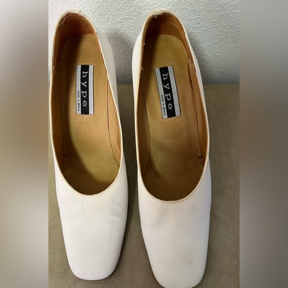 An 8.5B used pair of Hype Made in Spain Square Toe Block Heel White Leather Pump - Picture 3 of 16